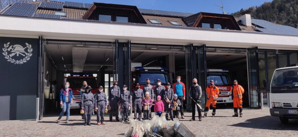 Raccolgono 130 chili di rifiuti lungo il sentiero, lo sforzo per l'ambiente dei giovani vigili del fuoco di Millan